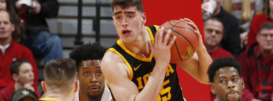 The No. 7 Iowa Hawkeyes are on the road on Friday night visiting the No. 19 Illinois Fighting Illini for a key Big Ten contest.