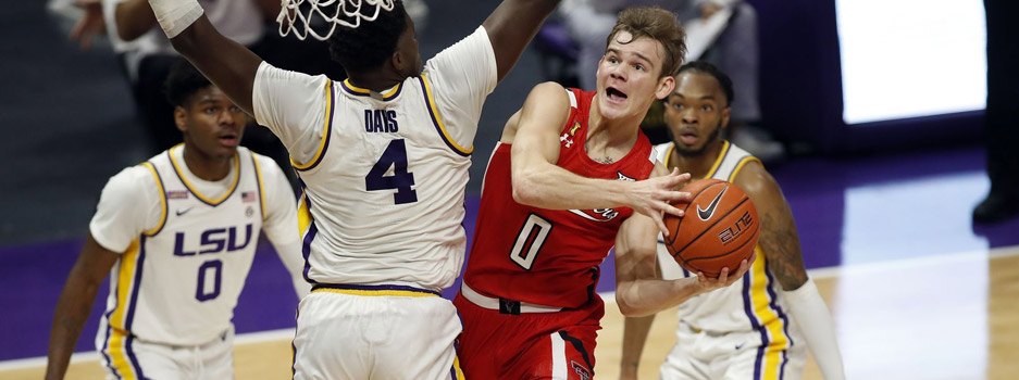 A key Big 12 matchup on Monday night sees the Oklahoma Sooners on the road to face the Texas Tech Red Raiders.
